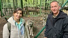 Anna und Tierpfleger Falk bei der Wolfsfütterung im Tierpark Kunsterspring. (Falk Knudsen) | Bild: BR/Text und Bild Medienproduktion GmbH & Co. KG/Michelle Gruber