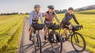 Die drei "Bergfreundinnen" auf Fahrrädern | Bild: BR