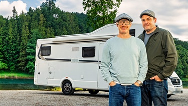 Key Visual Sendereihenbild ohne Typo zu "Bezzel & Schwarz - Die Grenzgänger". Sebastian Bezzel und Simon Schwarz, bekannt aus den Eberhoferkrimis, begeben sich im gemeinsamen Wohnmobil auf Entdeckungstour durch Bayern. Dabei erkunden sie in jeder Folge besondere Orte und treffen auf spannende Menschen. | Bild: BR/Film Five GmbH/Ralf Wilschewski