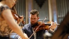 Die beiden Musiker des Symphonieorchester des Bayerischen Rundfunks Jehye Lee (2. Violine, links) und Tobias Reifland (Viola, rechts). | Bild: BR/Astrid Ackermann