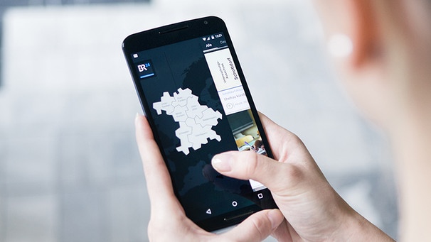 Die BR24-App informiert schnell und aktuell über das Geschehen in Bayern und der Welt. Kostenlos für Android und IOS. | Bild: BR / Lisa Hinder