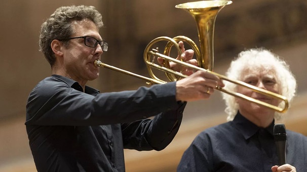 Sir simon Rattle und Trompeter Thomas Kiechle mit einer  neu gebauten Barocktrompete, einem  Corno da tirarsi | Bild: BR / Astrid Ackermann