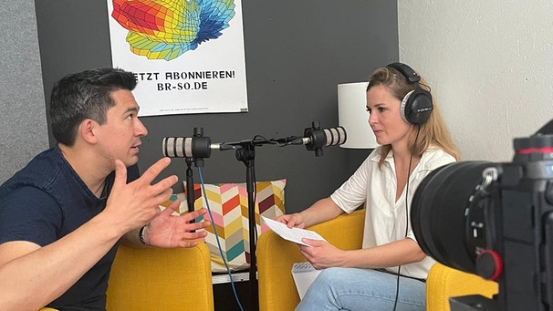 Host Anne Schoenholtz bei der Aufnahme der Folge mit Sternekoch Tohru Nakamura | Bild: BR / Felix Hentschel