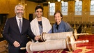 Der Judentum-Check | In der Synagoge: Rabbiner Julien und Alon zeigen Tobi (rechts) die Thora-Rolle, die Heilige Schrift der Juden. | Bild: BR | megaherz gmbh | Hans-Florian Hopfner