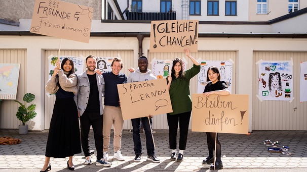 Devaki, Feri, Pierre, Nava und Hami zeigen Tobi, was alles nötig ist, damit Integration funktionieren kann. | Bild: BR/megaherz GmbH/Hans-Florian Hopfner