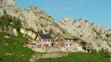 Das Purtschellerhaus (1692 m) in den Berchtesgadener Alpen unterhalb des Hohen Gölls. In der neuen Doku-Serie "Christians liabste Hütt'n" besucht Schauspieler und Bergliebhaber Christian K. Schaeffer pro Folge eine Berghütte aus dem bayerischen Alpenraum. Die Wirtsfamilien haben viel zu erzählen über ihren Alltag auf den Hütten, auf denen Christian auch zum Haferlgucker wird. | Bild: BR/Maritim Film GmbH/Tom Forster