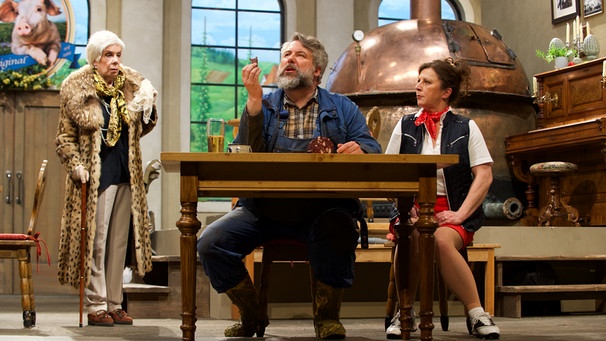 Quirin Großschädel (Dieter Fischer) mit Gräfin Odette von Hackenstein (Heide Ackermann, l.) und Ex-Frau Eva Großschädel (Bettina Redlich) | Bild: BR/Peter Samer