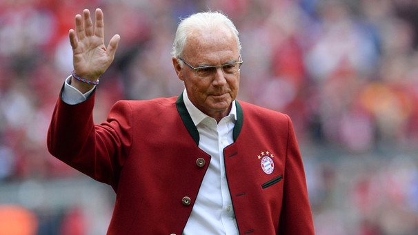 dpatopbilder - ARCHIV - 14.05.2016, Bayern, München: Fußball Bundesliga 34. Spieltag, FC Bayern München - Hannover 96 in der Allianz Arena. Ehrenpräsident Franz Beckenbauer von München geht während der Präsentation der Meistermannschaften vor Spielbeginn zum Podium und winkt. Franz Beckenbauer ist tot. Die deutsche Fußball-Legende starb am Sonntag im Alter von 78 Jahren, wie seine Familie am Montag der Deutschen Presse-Agentur mitteilte. Foto: Andreas Gebert/dpa +++ dpa-Bildfunk +++ | Bild: dpa-Bildfunk/Andreas Gebert