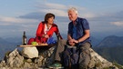 Ursula Heller und Werner Schmidbauer bei einer Brotzeit auf dem Brünnstein (1634 m) bei Kiefersfelden im Inntal. | Bild: BR/Werner Schmidbauer