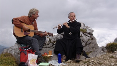 Nach einer kleinen Brotzeit musizieren Werner Schmidbauer und Abtprimas Notker Wolf zusammen auf dem 1726 Meter hohen Dürnbachhorn. | Bild: BR/Ursula Stolle