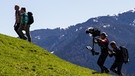 Werner Schmidbauer wandert mit dem mehrmaligen Rodel-Olympiasieger Georg "Schorsch" Hackl auf die Kneifelspitze (1189 m). | Bild: BR/Werner Schmidbauer