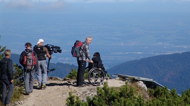 Werner Schmidbauer wandert mit der Schriftstellerin und Moderatorin Zuhal Soyhan auf den Vorderen Rauschberg (1645 m) im Chiemgau. | Bild: BR/Werner Schmidbauer