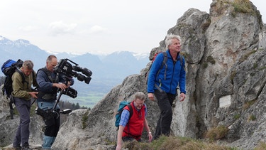 Werner Schmidbauer (rechts) und Marcel Huber beim Aufstieg auf den Nockstein (1042 m) bei Salzburg. | Bild: BR/Werner Schmidbauer