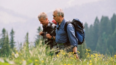 Werner Schmidbauer und Theo Waigel auf dem Weg zur Alpspitze (1575 m) im Allgäu. | Bild: BR/Susanne Mölle