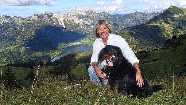 Hansi Hinterseer und seine Begleitung Ustin. Der Tiroler Publikumsliebling geht auf Entdeckungsreise im wunderschönen Hochtal der Allgäuer Alpen in Tirol, nahe der bayerisch-österreichischen Grenze, wo er neben prominenten Gästen wie Andy Borg, DJ Ötzi und Claudia Koreck auch interessante Persönlichkeiten aus der Region trifft. | Bild: BR/ORF/Kerstin Joensson