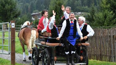 Der Tiroler Publikumsliebling Hansi Hinterseer geht auf Entdeckungsreise im wunderschönen Hochtal der Allgäuer Alpen in Tirol, nahe der bayerisch-österreichischen Grenze, wo er neben prominenten Gästen wie Andy Borg, DJ Ötzi und Claudia Koreck auch interessante Persönlichkeiten aus der Region trifft. Und auch die Kastelruther Spatzen sind dabei. | Bild: BR/ORF/Kerstin Joensson