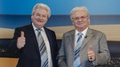 Sigmund Gottlieb (Chefredakteur des BR Fernsehens) mit Helmut Schleich (verkleidet als Sigmund Gottlieb). | Bild: BR/Philipp Kimmelziwnger