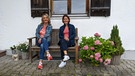 In Großeglsee am ehemaligen Wohnort von Uschi Disl: Uschi Disl (rechts) und Marianne Kreuzer. | Bild: BR/Florian Stetter