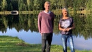 Severin Freund und Marianne Kreuzer am Riedelsbacher Stausee in Niederbayern. | Bild: BR/Laura Huber