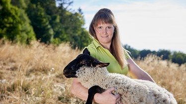Carolin Detsch aus Unterfranken mit ihren Schafen. | Bild: BR/megaherz gmbh/Philipp Thurmaier