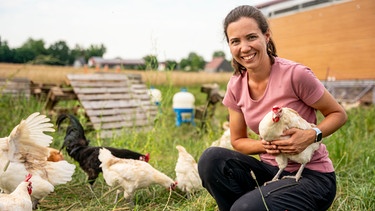 Katharina Förg zusammen mit ihrer Henne in den Händen. | Bild: BR/megaherz gmbh/Moritz Sonntag