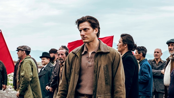 Martin (Luca Marinelli) beim Streik an der Strandpromenade. | Bild: BR/MatchFactory Productions GmbH/Francesca Errichiello