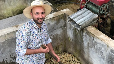 Erdal lernt in Mexiko den Umgang mit dem Pulper. | Bild: BR/Constantin Entertainment GmbH/Lisa Giebel