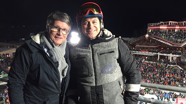 Bernd Schmelzer und Rainer Schönfelder kommentieren im BR Fernsehen das Kultrennen unter Flutlichtatmosphäre | Bild: BR/Bernd Schmelzer