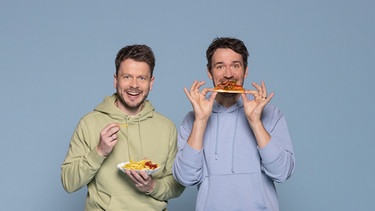 Der neue BR24 Sportpodcast für die ARD Audiothek: Der eine war mal eine große Nummer im Skisport, der andere im Quiz-Show-Business. Felix Neureuther (rechts) und Philipp Nagel treffen sich auf eine Pizza oder Pommes und diskutieren dabei Themen aus der Welt des Sports, aber auch aktuelle gesellschaftliche Aufreger. | Bild: BR/Markus Konvalin