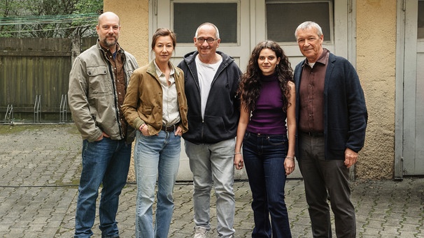 Von links: Stephan Zinner (Rolle: Dennis Eden), Johanna Wokalek (Rolle: Cris Blohm), Regisseur Dominik Graf, Emma Preisendanz (Rolle: Mia Horchalek) und Michael Roll (Rolle: Martin Weibel). | Bild: BR/Provobis Gesellschaft für Film und Fernsehen/Hendrik Heiden