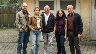 Von links: Stephan Zinner (Rolle: Dennis Eden), Johanna Wokalek (Rolle: Cris Blohm), Regisseur Dominik Graf, Emma Preisendanz (Rolle: Mia Horchalek) und Michael Roll (Rolle: Martin Weibel). | Bild: BR/Provobis Gesellschaft für Film und Fernsehen/Hendrik Heiden