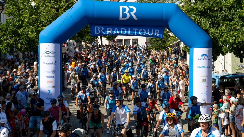 BR-Radltour 2024 / Ankunft der 1. Etappe in Geisenfeld | Bild: BR Ralf Wilschewski