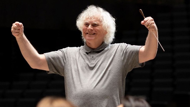 Dirgent Sir Simon Rattle probt mit dem Symphonieorchester des BR Wagners "Siegfried" in der Isarphilharmonie | Bild: BR / Astrid Ackermann