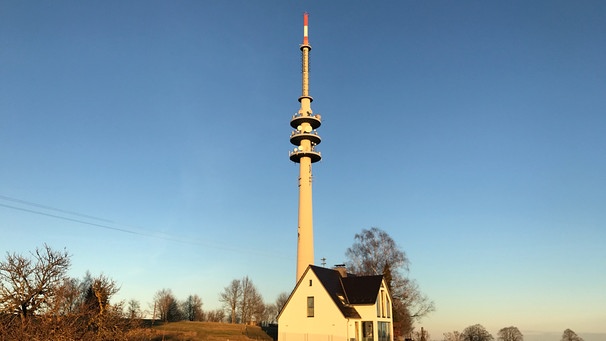 Sender Hohenpeißenberg. Seit 1950 betreibt der Bayerische Rundfunk am Sender Hohenpeißenberg, auf dem gleichnamigen Berg, im Landkreis Weilheim-Schongau eine Sendeanlage (der Standort, Gelände, Gebäude und Mast gehört nicht dem BR) für die Region Oberbayern. Der Stahlbetonmast hat eine Länge von fast 159 Meter. Ausgestrahlt werden neben dem analogen Hörfunk weitere digitale Radio- und Fernsehprogramme. Das weißgetünchte Haus im Vordergrund ist ein Privathaus, es gehört nicht zur Sendeanlage. | Bild: BR/Ingrid Mitterhummer