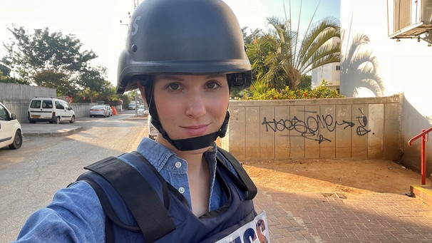 Sophie von der Tann, Korrespondentin im ARD-Studio Tel Aviv, im Einsatz in Ashkelon nahe des Gazastreifens.  | Bild: BR/Sophie von der Tann