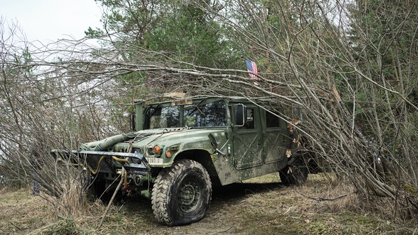 Der HUMVEE in dem die Leiche gefunden wird. | Bild: BR/Lucky Bird Pictures/Oliver Oppitz