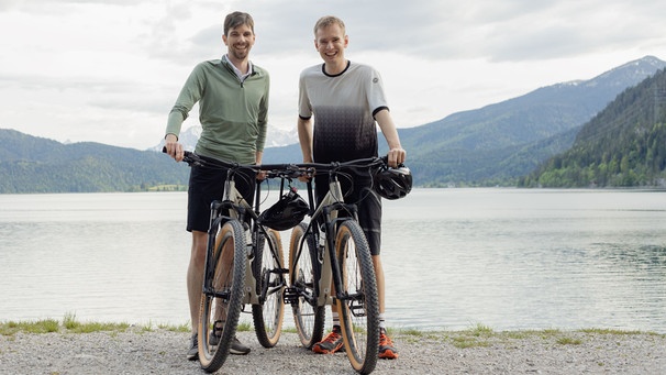 BR-Korrespondent Philip Kuntschner (Studio Landshut, l.) und BR-Moderator Florian Schwegler wollen mit dem Fahrrad in sieben Tagen über die Alpen - zugunsten der Benefizaktion Sternstunden. | Bild: BR / Leah Ruprecht