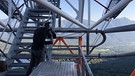 Dreharbeiten auf der höchsten Stahlbaustütze der Welt. (Neue Zugspitzgondel / Kameramann Florian Kössl bei der Arbeit in 127 Meter Höhe.) | Bild: Marc Haenecke