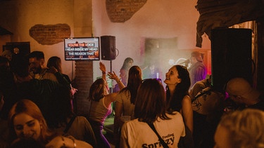 Die Karaoke-Bar von Startrampe COVERED während des PULS Open Air 2024 auf Schloss Kaltenberg. | Bild: BR/Sabrina Wanninger