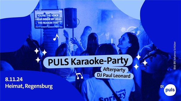 Titelbild der PULS Karaoke-Party. Ein Gruppe von menschen Tanzt und feiert. Im Hintergrund läuft ein Songtext auf einem Fernseher. | Bild: BR