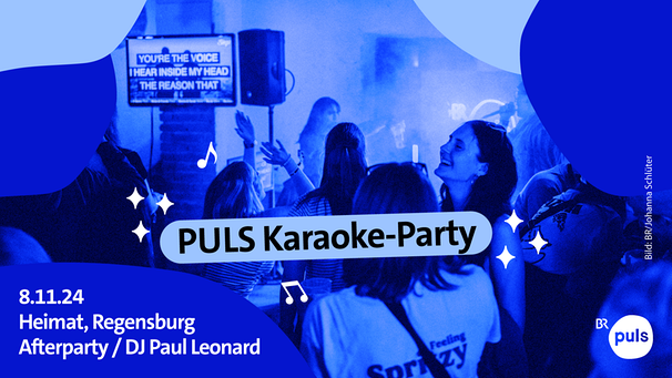 Titelbild der PULS Karaoke-Party. Ein Gruppe von menschen Tanzt und feiert. Im Hintergrund läuft ein Songtext auf einem Fernseher. | Bild: BR