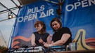 Zwei DJs spielen ihre Musik auf der Bühne des PULS Open Air-Campingplatzes. Impressionen von der Campsite Stage während des PULS Open Air 2024 auf Schloss Kaltenberg. | Bild: BR/Julia Knoblauch