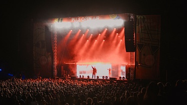 Impression bei Nacht des Badmómzjay Konzerts auf der Arena des PULS Open Airs 2024. | Bild: BR/Sabrina Wanninger