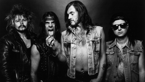 ARCHIV - Die Rockgruppe Motörhead in ihrer damaligen Besetzung PHILTHY ANIMAL TAYLOR, (l-r), WÜRZEL, Bandleader LEMMY KILMINSTER und PHIL CAMPBELL (undatiertes Archivbild). Der frühere Gitarrist der Metalband Motörhead, Michael Burston (Würzel), ist am Wochenende im Alter von 61 Jahren gestorben. Der unter seinem Bühnennamen «Würzel» bekannte Engländer erlag nach Medienberichten vom Montag am Samstag (08.07.2011) den Folgen einer Herzerkrankung.  +++(c) dpa - Bildfunk+++ | Bild: picture alliance / dpa