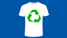 Illustration: Ein weißes T-Shirt mit Recycling-Logo darauf | Bild: BR