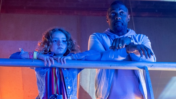 Szene aus der Netflix-Serie "Turn Up Charlie" mit Idris Elba. | Bild: Nick Wall // Netflix