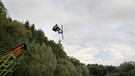 Wasserschanzen Training: Hobby- und Profi-Skispringer springen ins kalte Nass | Bild: Benno Viererbl/ BR