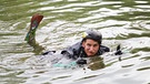 Wasserschanzen Training: Hobby- und Profi-Skispringer springen ins kalte Nass | Bild: Benno Viererbl/ BR