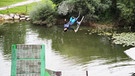 Wasserschanzen Training: Hobby- und Profi-Skispringer springen ins kalte Nass | Bild: Benno Viererbl/ BR