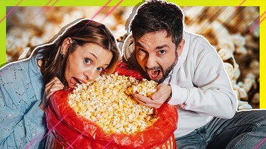 Sebastian Meinberg und Julia Nageler essen Popcorn | Bild: BR